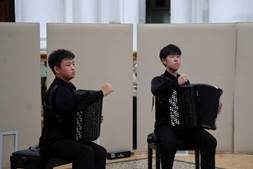 吴佐陪尔、王军淏世界音乐演奏照片