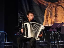 吴佐陪尔演奏照片